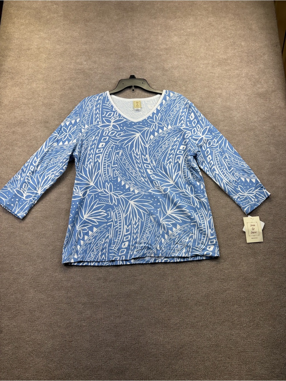 NWT Jess & Jane V-neck top features a light blue tropical print and is designed